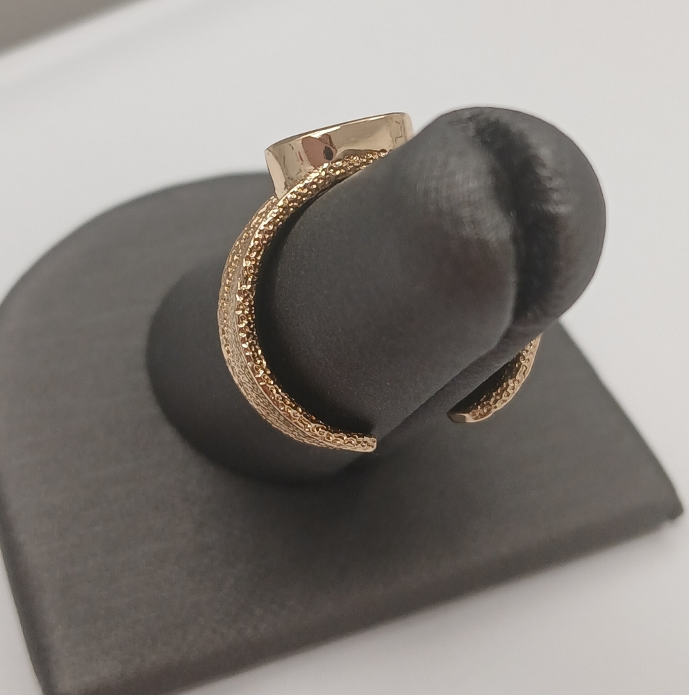 New 18k Goldplated Textured Adjustable Ring with Clear Stone Pretty Bird - Picture 3 of 5